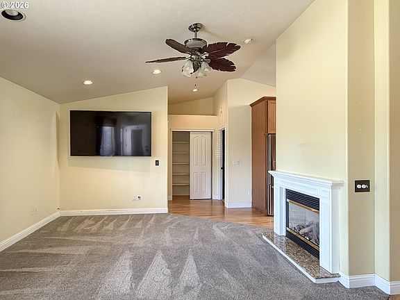 4th image of 912 Easy St