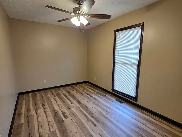 513 Roundtree Dr — Photo 10