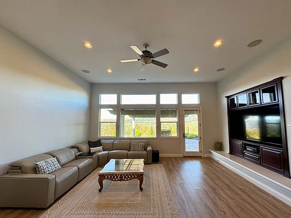 3rd image of 401 Bridle Ct