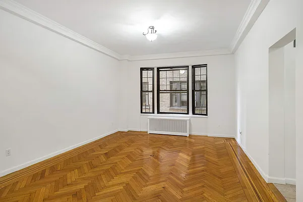 Rented by Moises Farhart, LREB | media 2