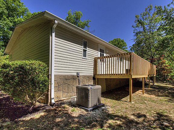 5th image of 984 Pleasure Rd