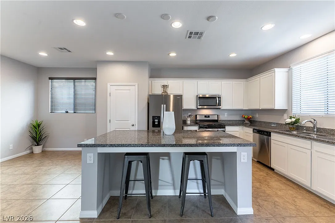 3 bed, 2.5 bath, 2002 sqft, $2,600 — Photo 4