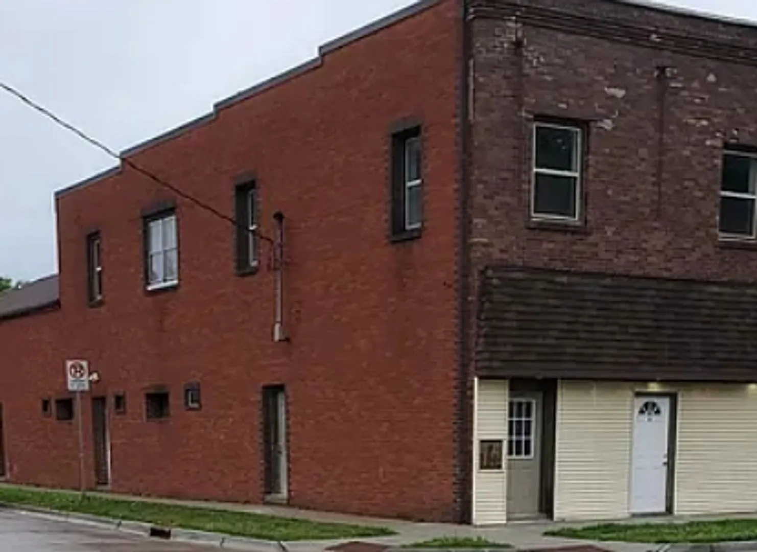 2447 E Walnut Street — Photo 1