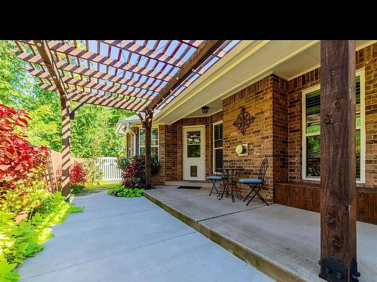 3725 Oakridge Cir — Photo 10
