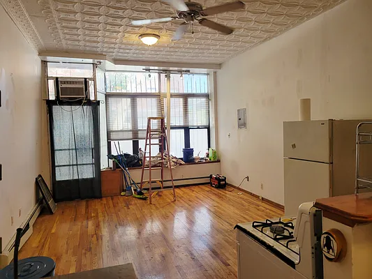 Rented by MCR Realty | media 10