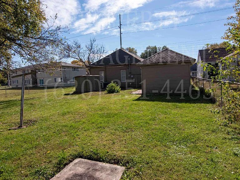 706 W 1st St — Photo 9