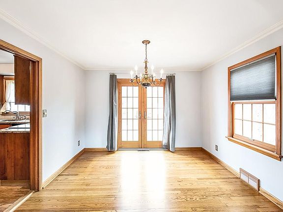 4th image of 33238 Redwood Blvd