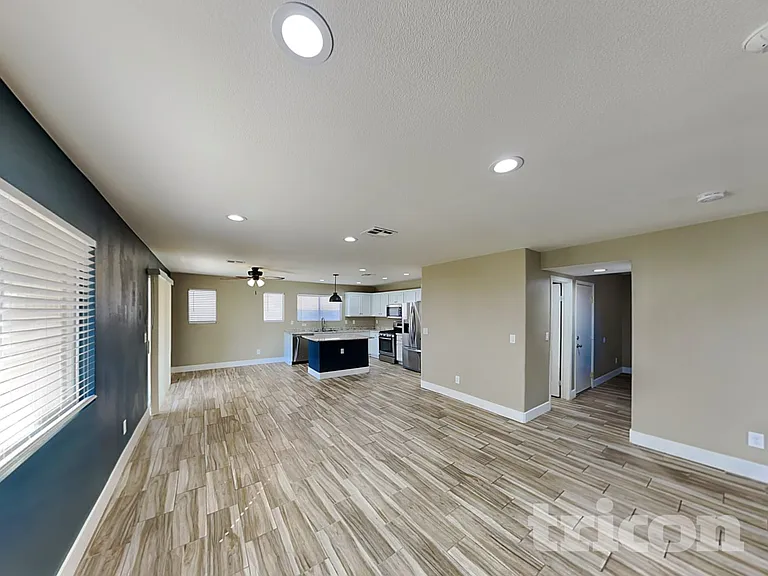 409 W Azure Ave — Photo 2