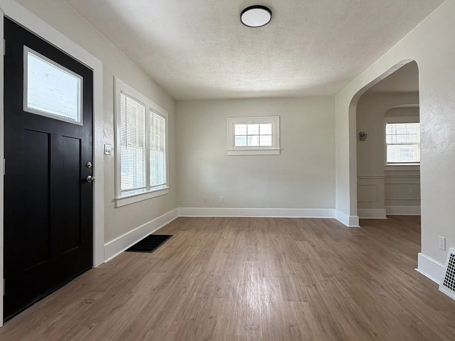 Your Cozy Fall Home Awaits Spacious 4BR with Basement & Garage! — Photo 3