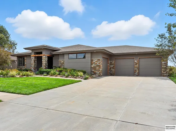 26827 Taylor St, Valley, NE 68064