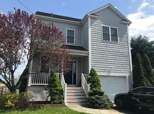 645 Riverside Dr, Fairfield, CT 06824