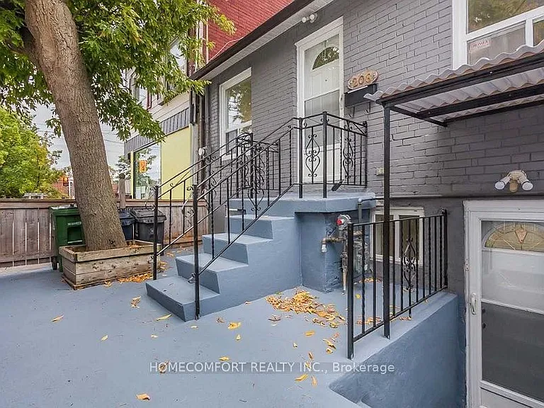 208 Manning Ave — Photo 2