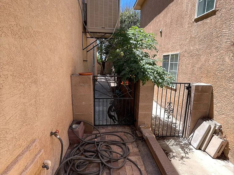 7412 Peregrine Rd NE — Photo 29