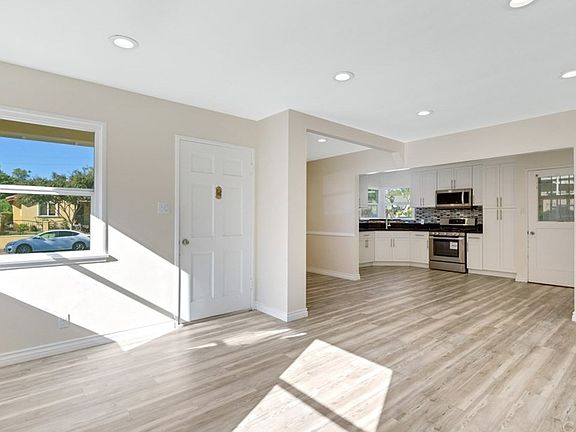 5th image of 2844 Hollister Ave
