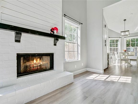 5th image of 1211 E Esther St