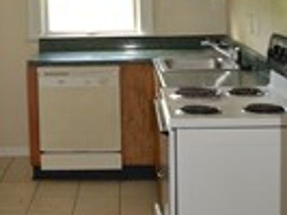 5th image of 427-429 E Tompkins St