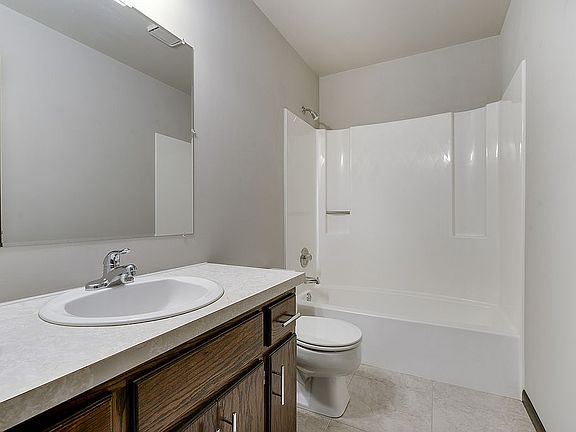 5th image of 337 Winifred St E