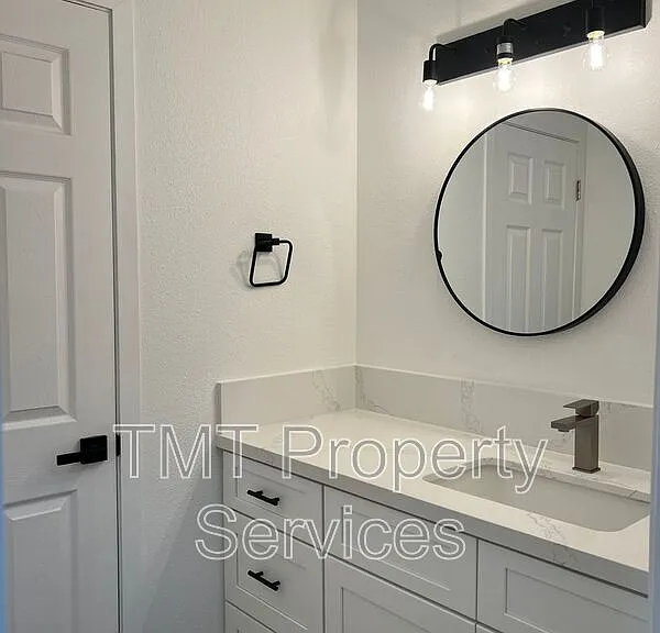 610 E Newlove Dr #I — Photo 13