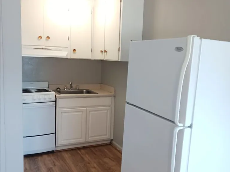 210 Locust St — Photo 16