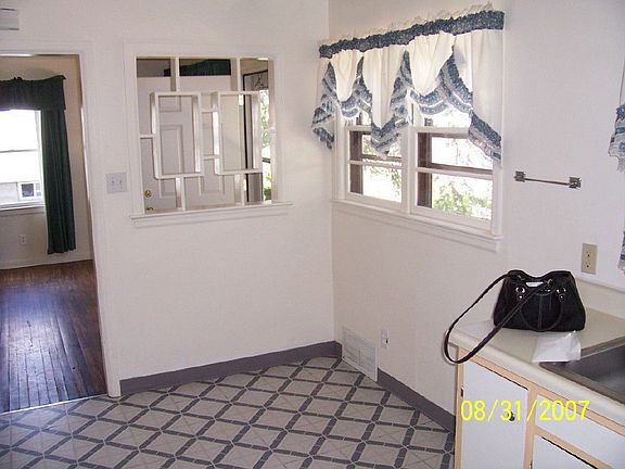 Upper unit eat-in kitchen