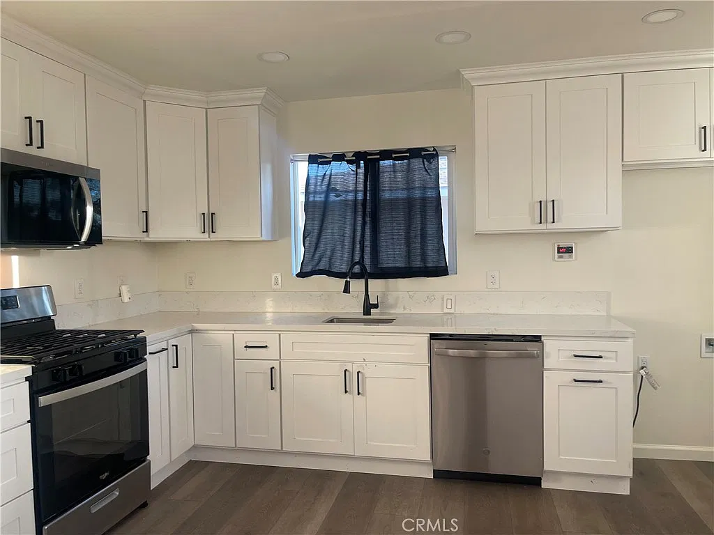 3 bed, 900 sqft, $3,200 — Photo 3