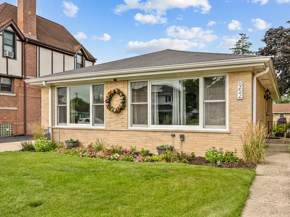 952 W Grant Dr, Des Plaines, IL 60016