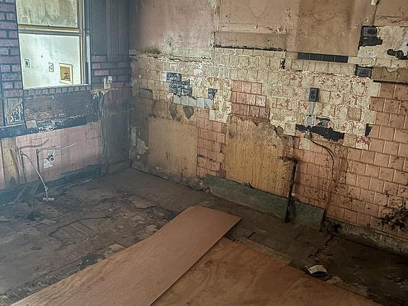 4th image of 2544 Frederick Ave