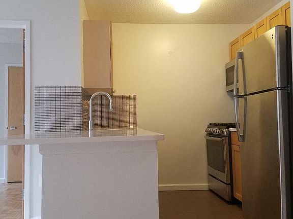 4th image of 225 E 6th St APT 5A