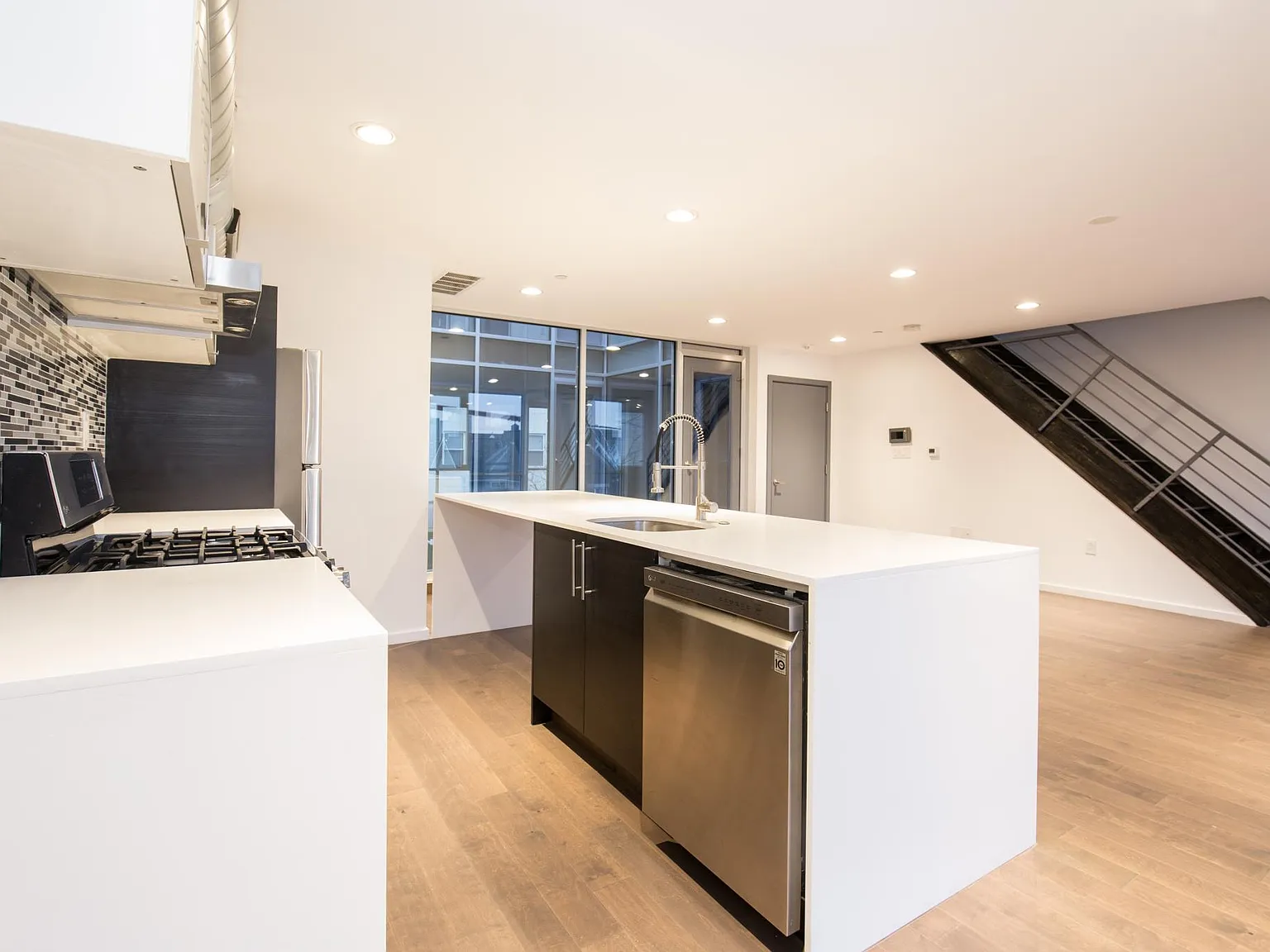 2 bed, 1500 sqft, $2,200 — Photo 2