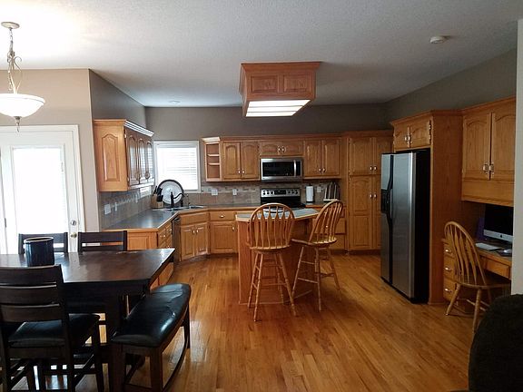 Kitchen w/ Eat In Area