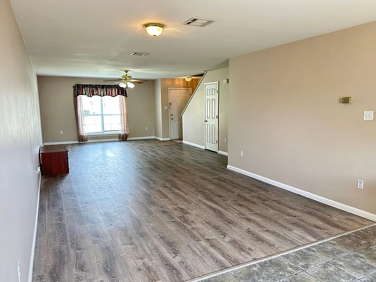 211 Greenbriar Dr — Photo 3
