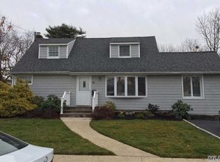 15 Willow Dr, Massapequa Park, NY 11762