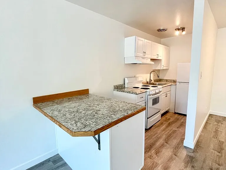 Village Vista Apartments — Photo 33