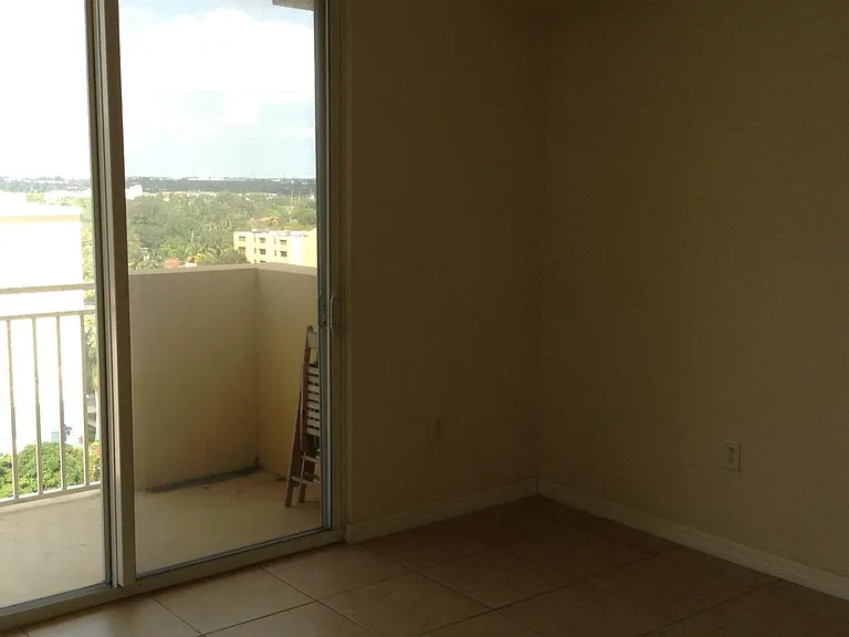 215 SW 42nd Ave #1005 — Photo 3