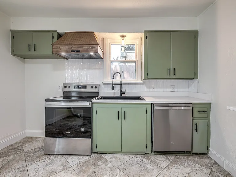 208 E Carson St — Photo 17