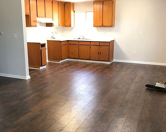 3rd image of 624 E 88th Pl