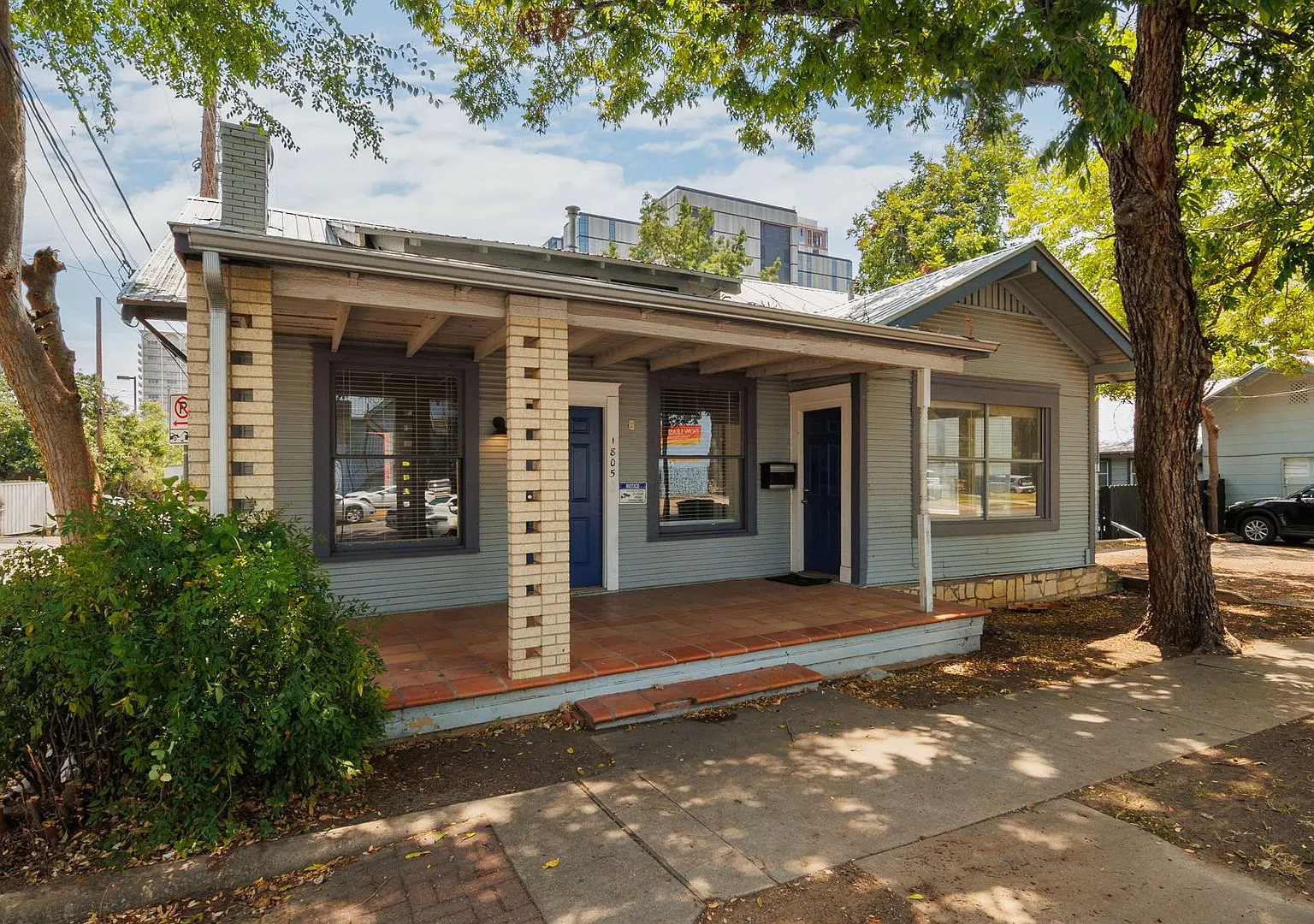 Available August: Prime Location - 3 Br / 1 Ba Home Located In Downtown And Walk To Ut — Photo 3