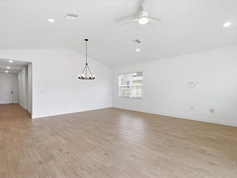 20 Ludlow Ln W — Photo 3