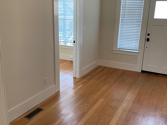 5th image of 549 Moultrie St