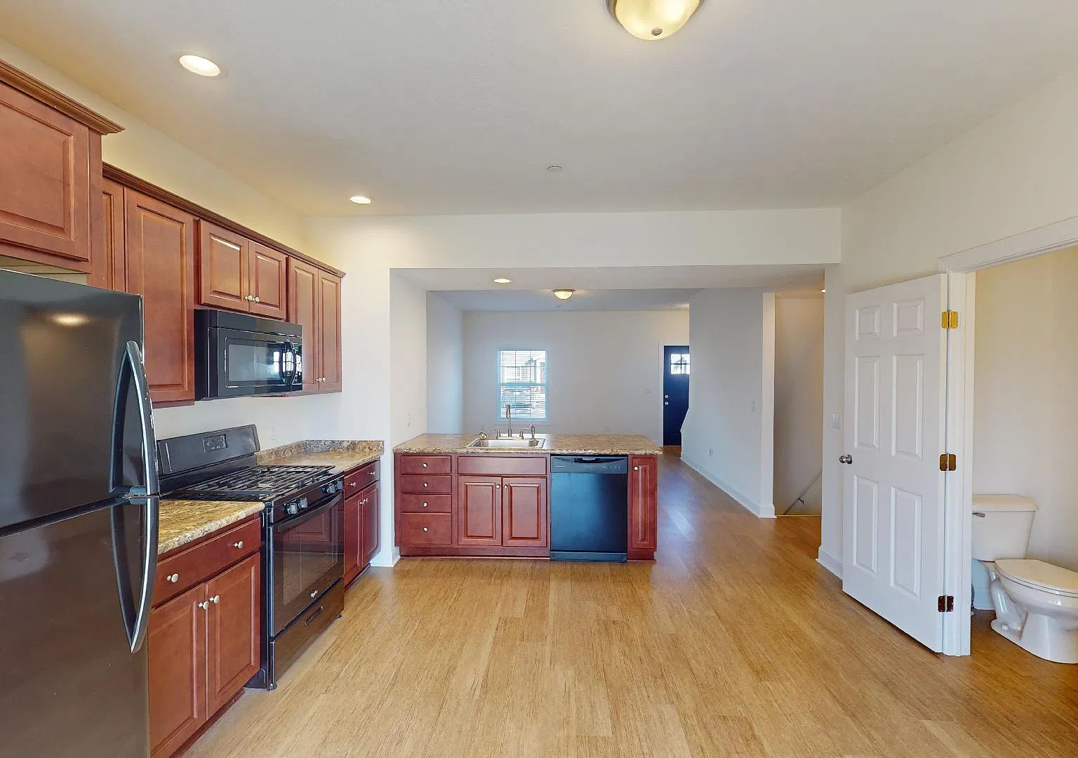 3 bed, 2.5 bath, 2200 sqft, $1,850 — Photo 4