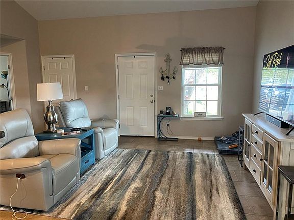 4th image of 127 Breezy St