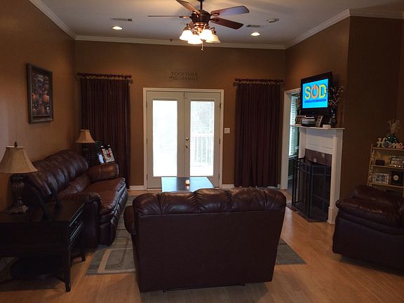 Living room doors to deck 