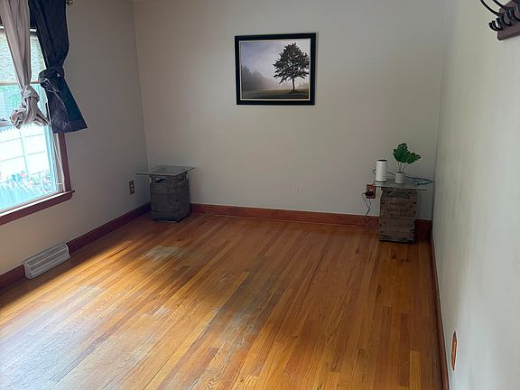 3rd image of 224 Morris St #2