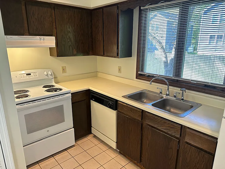 65 Lambert St #12 — Photo 11