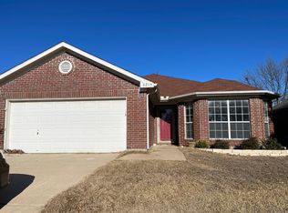 621 Douglas Dr, Mansfield, TX 76063