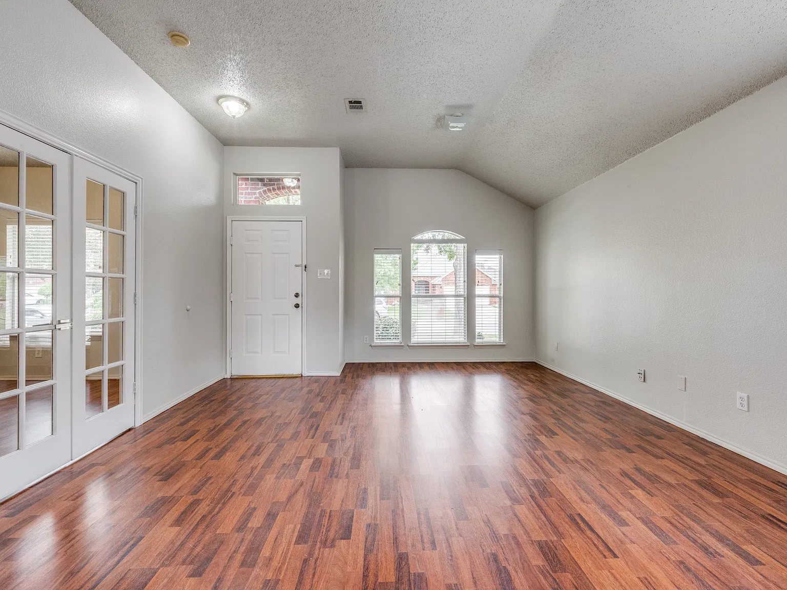 4 bed, 1935 sqft, $2,500 — Photo 2