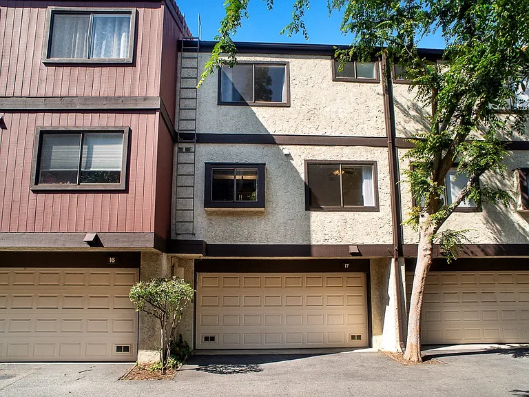 21931 Burbank Blvd #17 — Photo 19