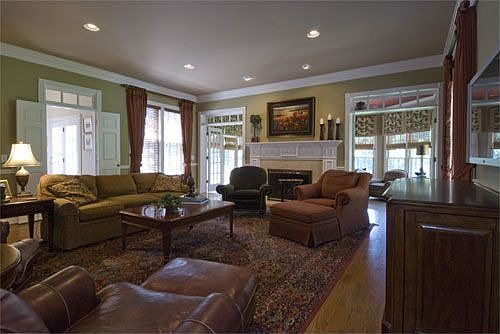 Family Room w/flat screen that remains!