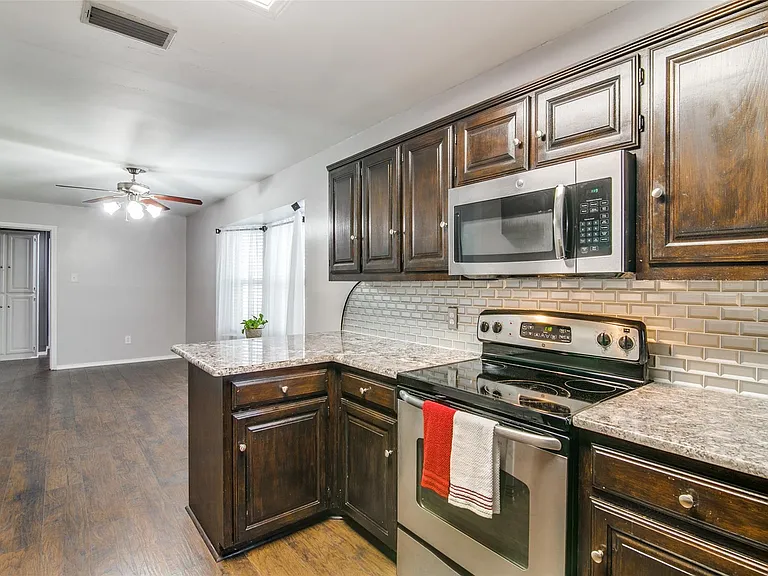 719 Stoneybrook Dr — Photo 11