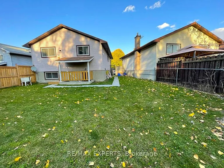 46 Caprice Cres — Photo 2
